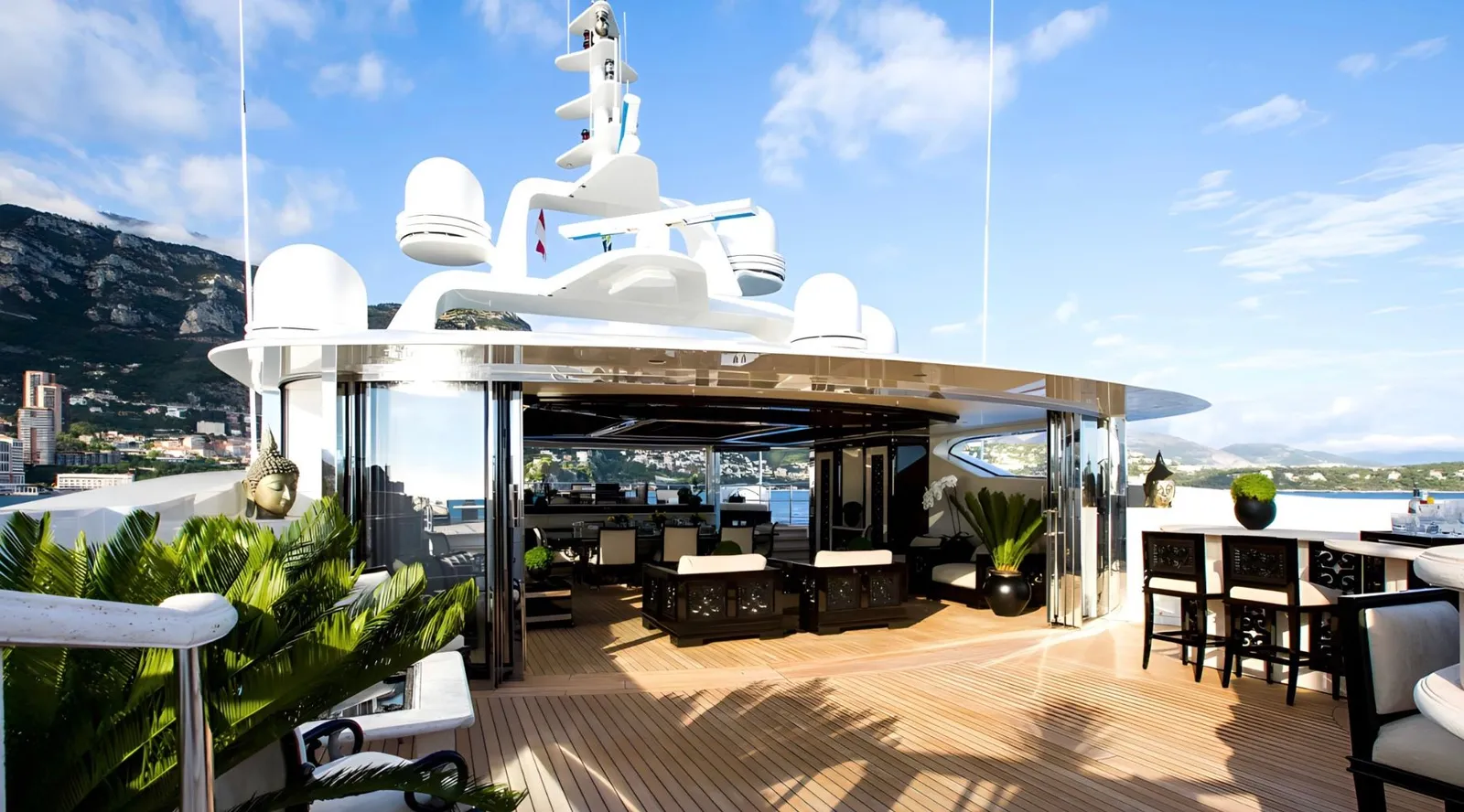 LIONESS V main salon interior